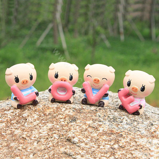 Car decoration accessories LOVE pigs Q-Version Cute pigs Send non-slip pad