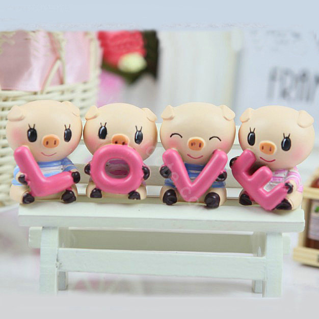 Car decoration accessories LOVE pigs Q-Version Cute pigs Send non-slip pad