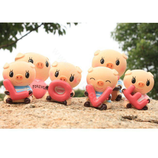 Car decoration accessories Two hearts LOVE pigs Cute pigs Send a non-slip pad