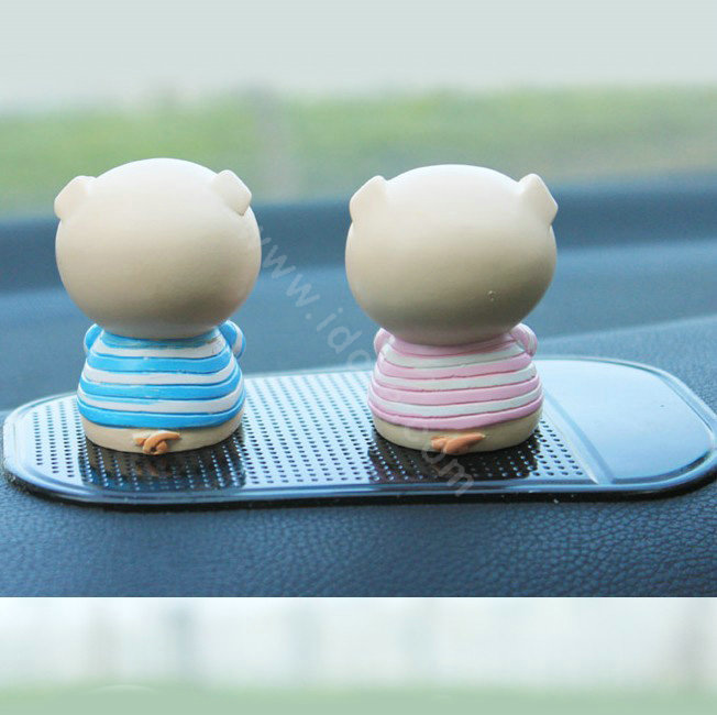 Car decoration accessories Two hearts pigs Cute pigs Send a non-slip pad