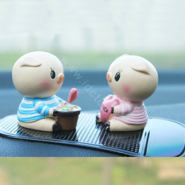 Car decoration accessories Two hearts pigs Cute pigs Send a non-slip pad