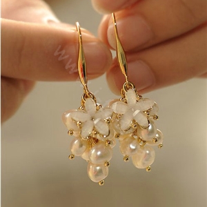 Classic fashion women flower pearls earrings 18k gold plated - White