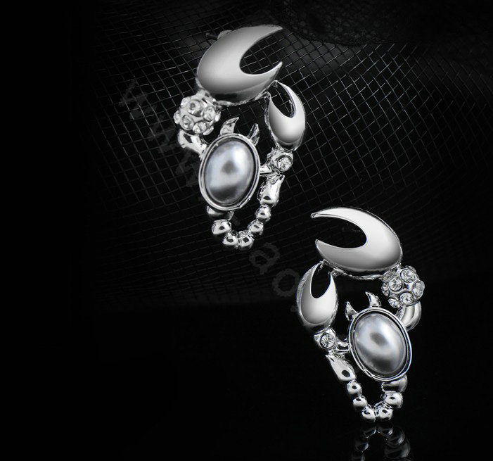 Luxury crystal diamond exaggerating scorpion stud earrings 18k white plated