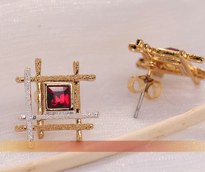 Luxury crystal exaggerating rhombus stud earrings 18k gold plated - Red