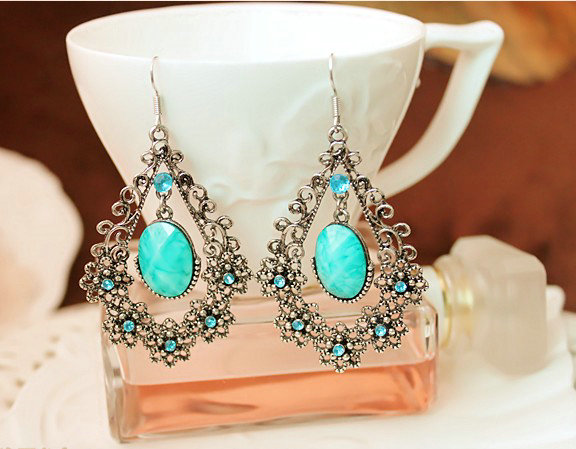 Luxury exaggerating hollow flowers retro crystal raindrop dangle earrings - Blue