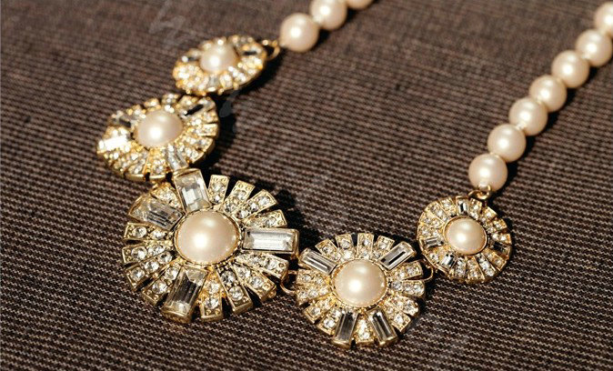 Luxury Crystal Pearl Alloy Flower Pendant Choker Bib Statement Necklace Women Jewelry - White