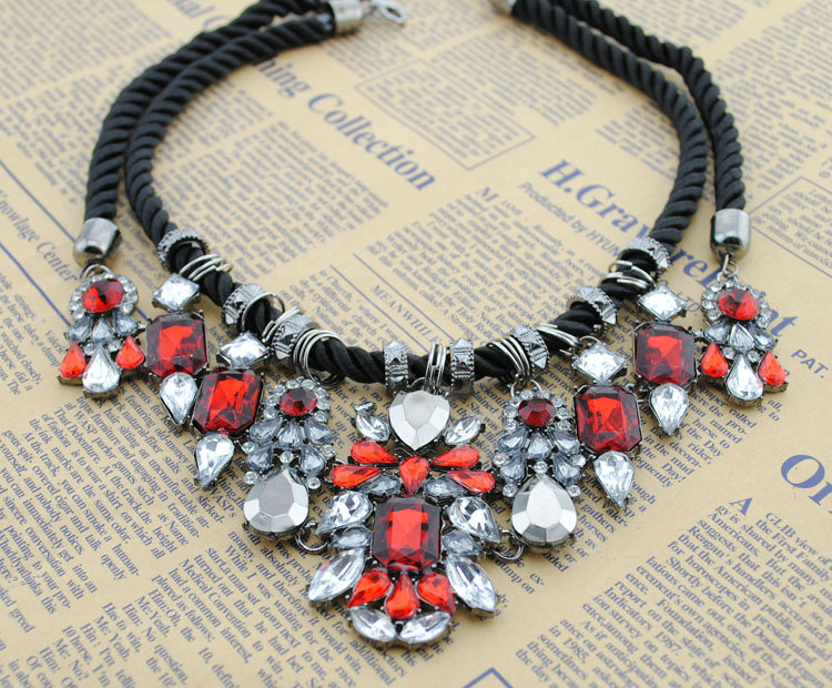 Luxury Crystal Retro Weave Pendant Choker Statement Bib Necklace Women Jewelry - Red