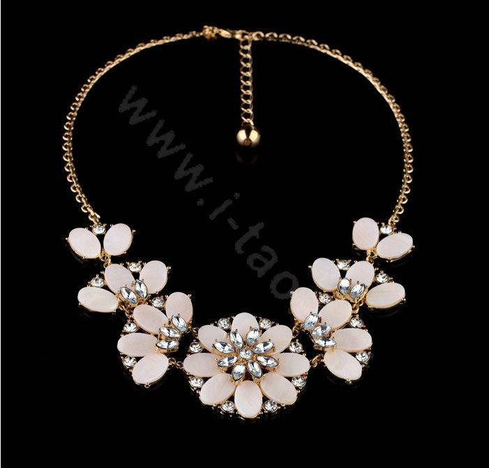Luxury Crystal White Shell Flower Pendant Choker Bib Statement Necklace Women Jewelry