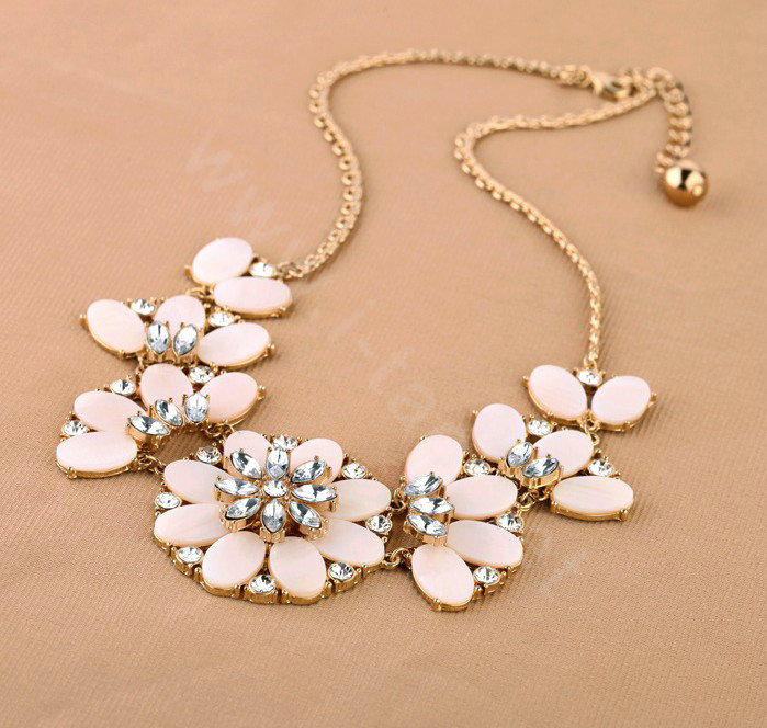 Luxury Crystal White Shell Flower Pendant Choker Bib Statement Necklace Women Jewelry