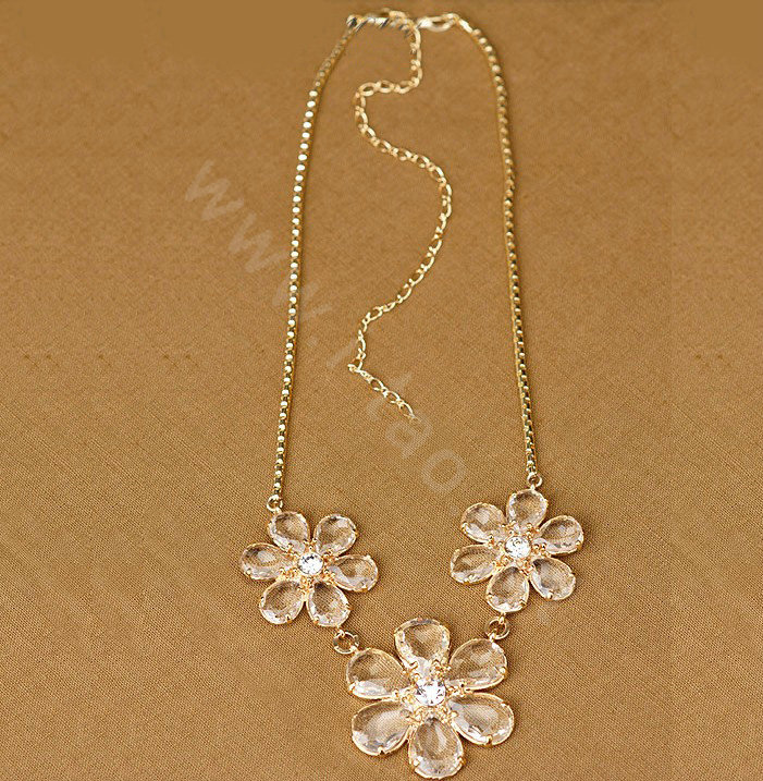 Luxury Fashion Women Exaggeration Choker Flower Crystal Bib Necklace Jewelry - White