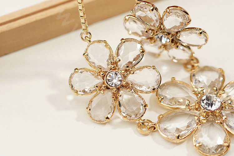 Luxury Fashion Women Exaggeration Choker Flower Crystal Bib Necklace Jewelry - White