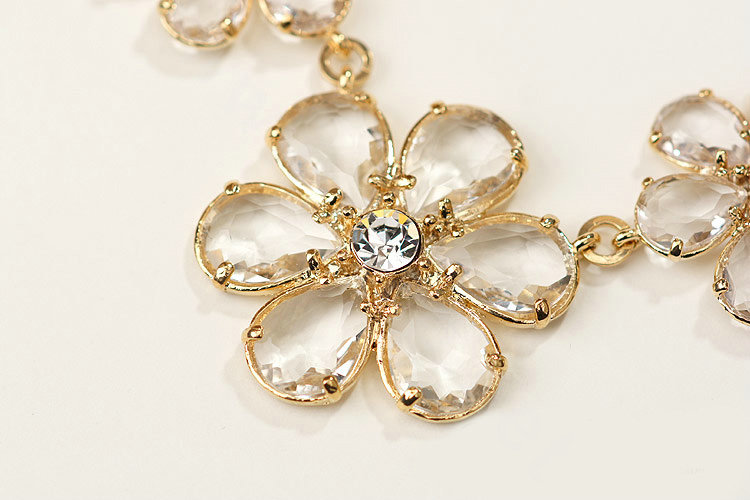 Luxury Fashion Women Exaggeration Choker Flower Crystal Bib Necklace Jewelry - White