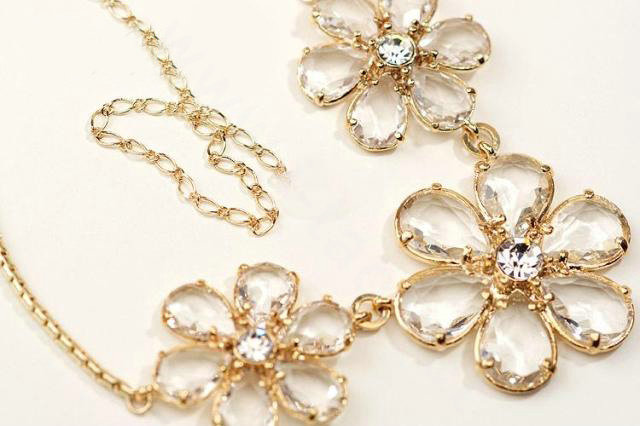 Luxury Fashion Women Exaggeration Choker Flower Crystal Bib Necklace Jewelry - White