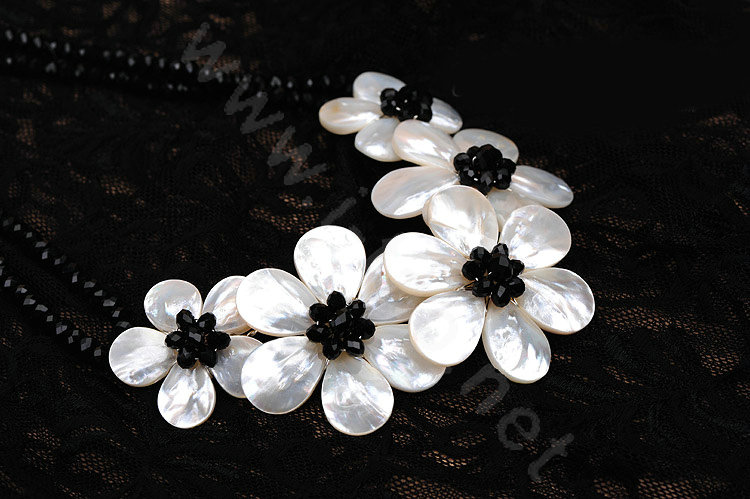 Luxury Fashion Women Exaggeration Choker Natural Shell Flower Bib Necklace Jewelry - White