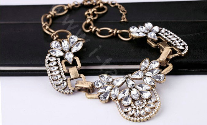 Luxury Retro Alloy Flower Green Crystal Pendant Choker Bib Statement Necklace Women Jewelry