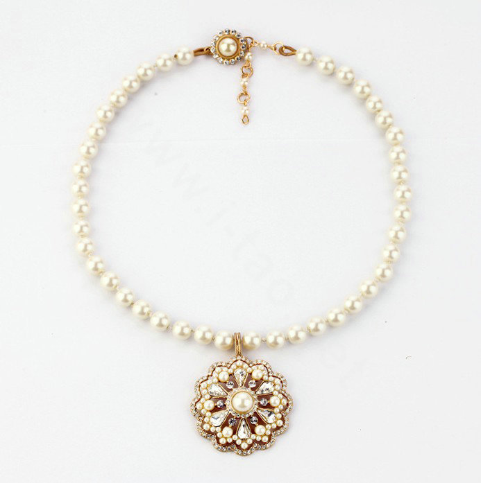 Luxury Retro Floral Crystal and Pearl Pendant Choker Bib Statement Necklace Women Jewelry