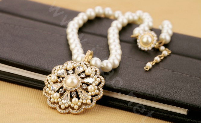Luxury Retro Floral Crystal and Pearl Pendant Choker Bib Statement Necklace Women Jewelry