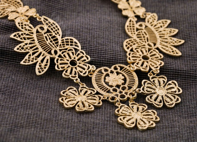 Luxury Retro Gold Alloy Hollow Flower Pendant Choker Bib Statement Necklace Women Jewelry