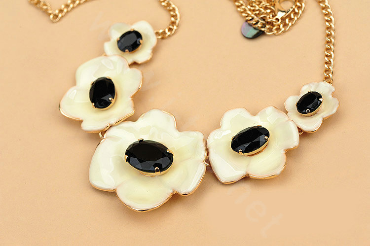 Luxury Simple Women Choker Gems Flower Bib Necklace Jewelry Gold plated - White