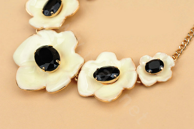 Luxury Simple Women Choker Gems Flower Bib Necklace Jewelry Gold plated - White