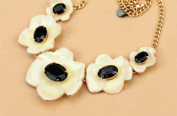 Luxury Simple Women Choker Gems Flower Bib Necklace Jewelry Gold plated - White