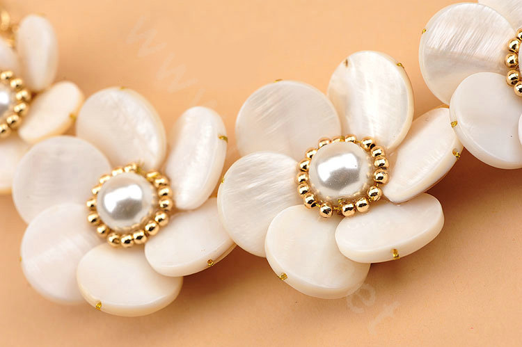 Luxury Women Exaggeration Choker Natural Shell Pearl Flower Bib Necklace Jewelry - White