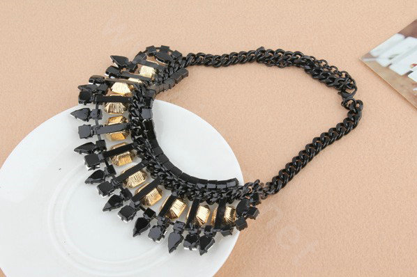 Retro Exaggeration Women Choker Crystal Gem Gold Plated Bib Necklace Jewelry - Black