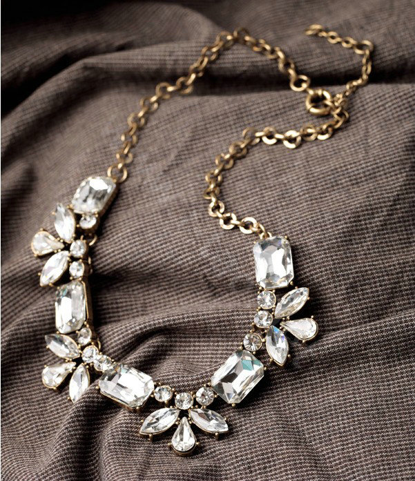 Retro Luxury Crystal White Gemstone Flower Pendant Choker Bib Statement Necklace Women Jewelry