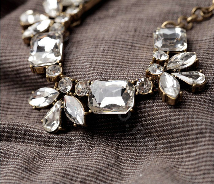 Retro Luxury Crystal White Gemstone Flower Pendant Choker Bib Statement Necklace Women Jewelry