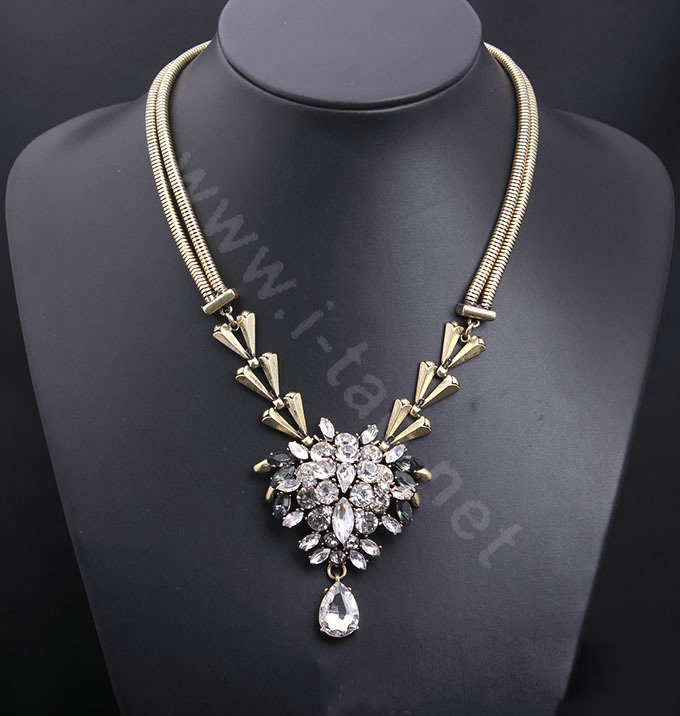 Women Retro Exaggeration Choker Crystal Gem GP Flower Bib Necklace Jewelry - White
