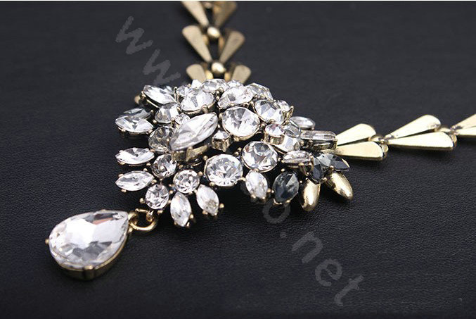 Women Retro Exaggeration Choker Crystal Gem GP Flower Bib Necklace Jewelry - White