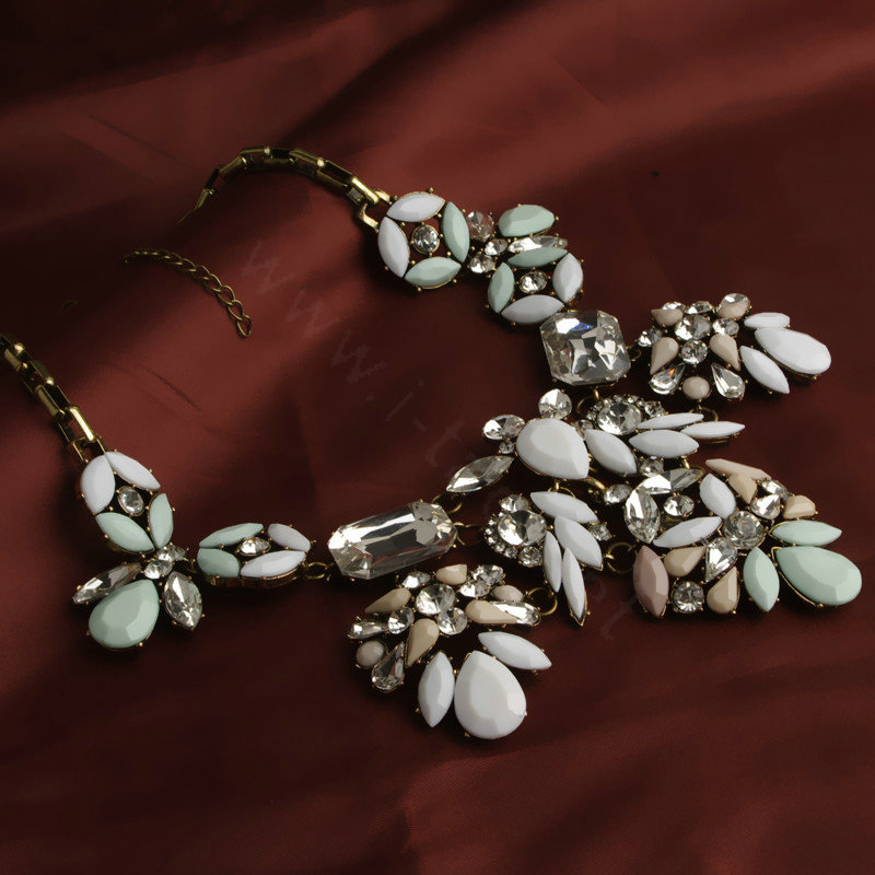 New Women Fashionable Exaggeration Diamond Square Crystal Gem Flower Bib Necklace Clavicle Chain