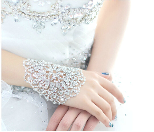 Calssic Rhinestone Married Bridal Hand Bracelet Wedding Jewelry Crystal Hollow Armlet Chain