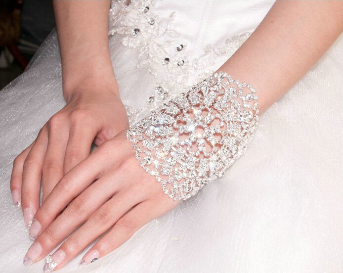 Calssic Rhinestone Married Bridal Hand Bracelet Wedding Jewelry Crystal Hollow Armlet Chain