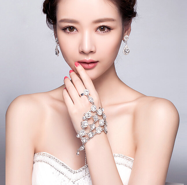 Fashion Shinning Rhinestone Flower with Ring Bracelet Bridal Wedding Wrap Hand Chain Accessories