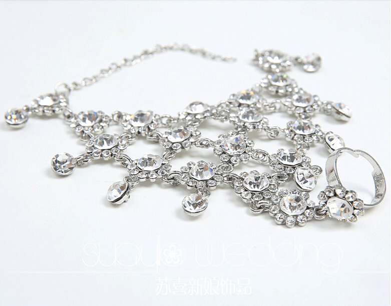 Fashion Shinning Rhinestone Flower with Ring Bracelet Bridal Wedding Wrap Hand Chain Accessories