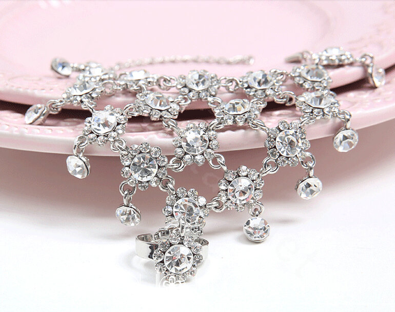 Fashion Shinning Rhinestone Flower with Ring Bracelet Bridal Wedding Wrap Hand Chain Accessories