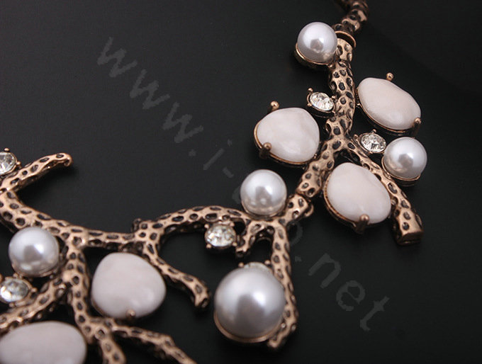 Generous Fashion Retro Metal Branches Gem Pearl Rhinestone Short Clavicle Chain Necklace
