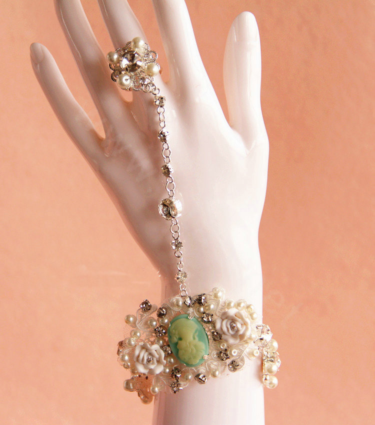 Retro Baroque Lace Flower Rhinestone Bride Wristlet Wedding Bridal with Ring Bracelet Chain Accessories