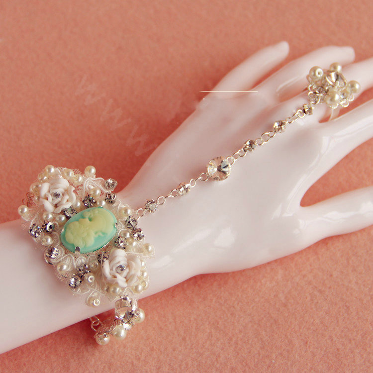Retro Baroque Lace Flower Rhinestone Bride Wristlet Wedding Bridal with Ring Bracelet Chain Accessories