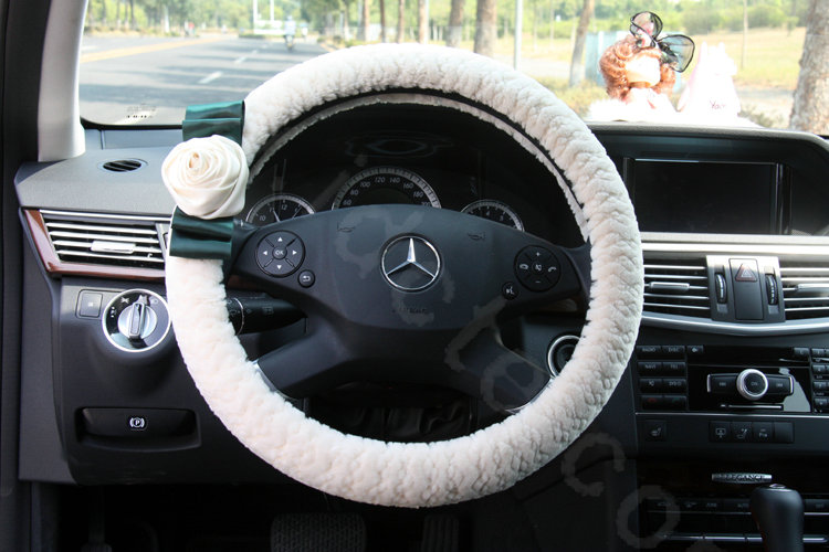 Top grade Winter Genuine Wool Flower Auto Steering Wheel Covers 15 inch 38CM - White