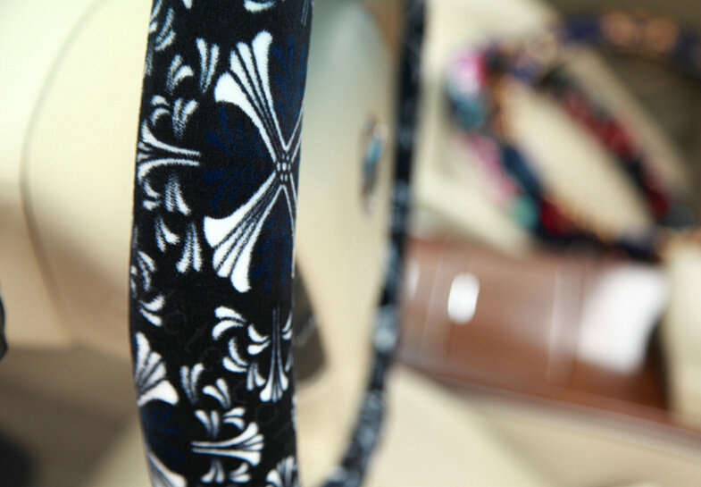 Personalized Flower Auto Steering Wheel Wrap Velvet 14 Inch 36CM - Black