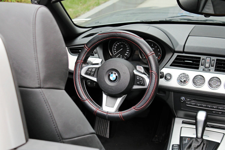 Sports Man Leather Car Steering Wheel Cover 38CM/15'' Anti-catch Holder Protector - Black Red