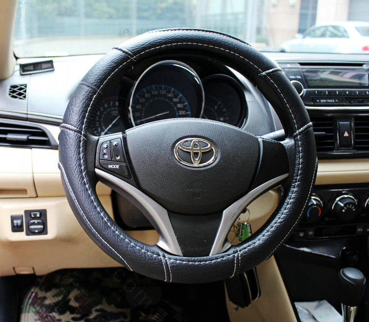 Sports Man Leather Car Steering Wheel Cover 38CM/15'' Anti-catch Holder Protector - Black White