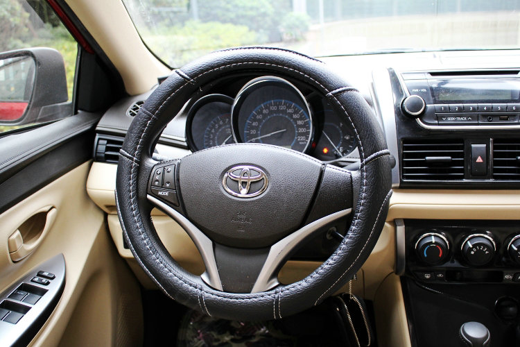 Sports Man Leather Car Steering Wheel Cover 38CM/15'' Anti-catch Holder Protector - Black White