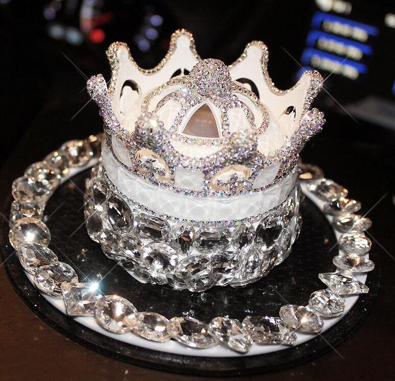 Car Perfume Seat Beautiful Bling Bling Diamonds Crystal Car Perfume Seat Car Interior Decoration - White