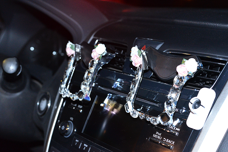 U Shape Flower Car Mobile Phone Holder Crystal Rhinestone Air Vent Mount Clip Stand GPS - White
