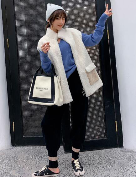 Good Furry Faux Lamb Fur Vest Fashion Women Overcoat - White
