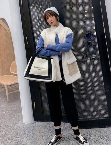 Good Furry Faux Lamb Fur Vest Fashion Women Overcoat - White
