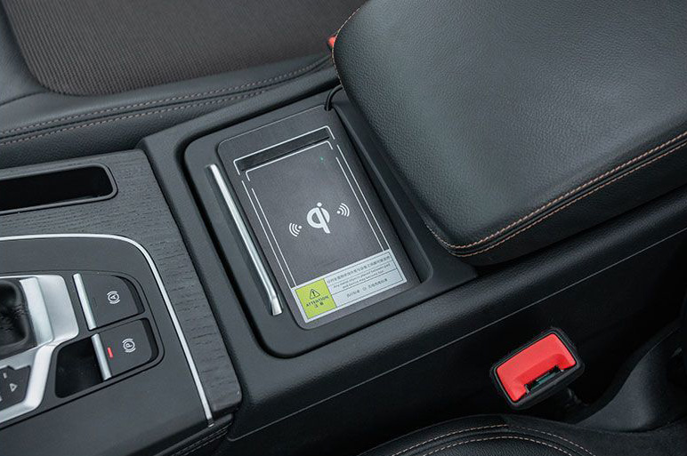 Original ABS Car Mobile Phone Wireless Charger 10W Auto Modification Upgrade QC3.0 PD Interface For Audi Q5 Q5L - Black